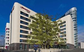 Hampton By Hilton Frankfurt Airport Hotell Frankfurt am Main Exterior photo