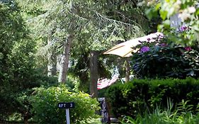 Historic White Blossom House Hotell Southold Exterior photo