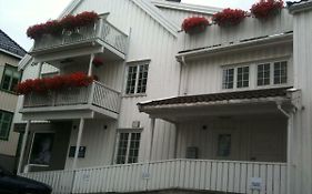 Holsthuset Losji Hotell Grimstad  Exterior photo