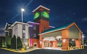 La Quinta Inn & Suites By Wyndham Louisville East Exterior photo