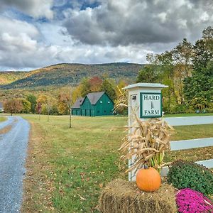 Luxe Green Barn Near Skiing With Mt Equinox Views! Lägenhet Manchester Center Exterior photo