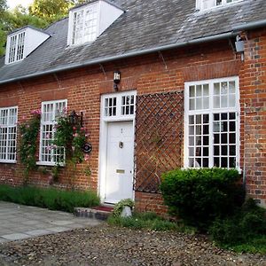 The Courtyard Bed and Breakfast Newmarket  Exterior photo