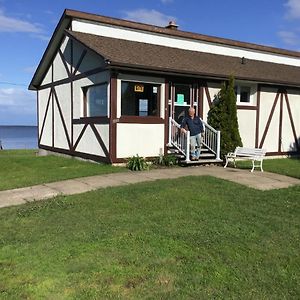 Gite Au Bord De La Baie Bed and Breakfast Bouctouche Exterior photo