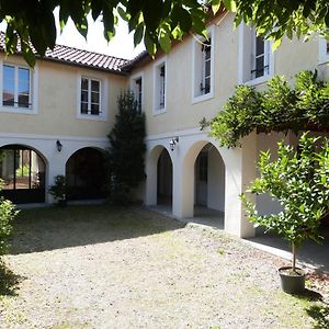 De L'Autre Cote Bed and Breakfast Garlin Exterior photo