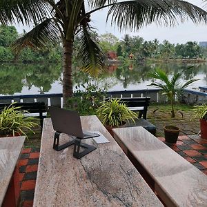 Muralee's Riverside Villa in Kochi Exterior photo