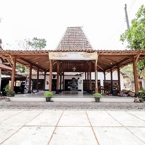 Griya Erlangga Homestay Yogyakarta Exterior photo