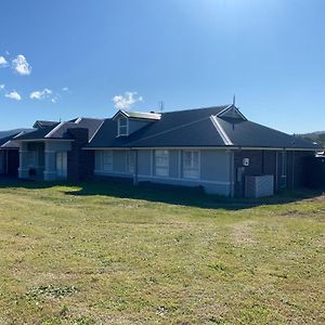 Rosehill Vines Villa Millfield Exterior photo