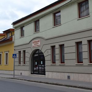 Althann Vendeghaz Es Konferencia Koezpont Hotell Vác Exterior photo