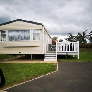 Tattershall Lakes Family Holiday Hot Tub Break Bed and Breakfast Exterior photo