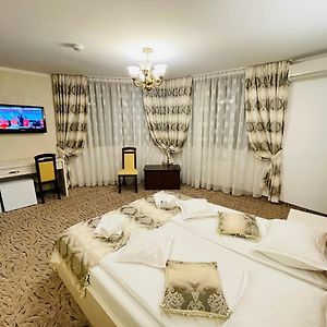 Pensiunea Ianis Piatra Neamt Hotell Exterior photo