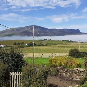 Tigh Quiraing- Heather Bed and Breakfast Staffin Exterior photo