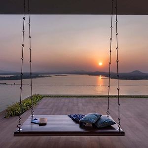 Stayvista At Sunset On The Lake - Infinity Lakeview Swimming Pool With Contemporary Interiors & Lavish Amenities Igatpuri Exterior photo