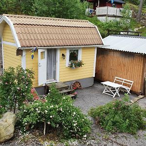 Sjönära liten stuga med sovloft, toilet in other small house, no shower Åkersberga Exterior photo
