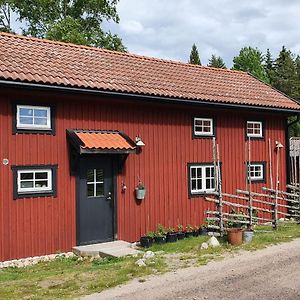 Boende på gård i Kolmårdens skogar Villa Exterior photo