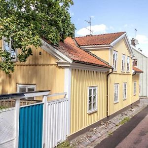 Central lägenhet i nyrenoverat 1700-talshus Västervik Exterior photo