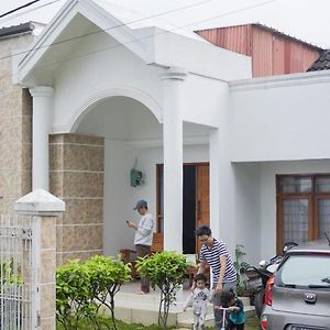 villa malaika gratis sarapan Citeureup Exterior photo