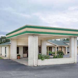 Super 8 By Wyndham Sumter Motell Exterior photo