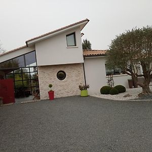 Les Kiwis Hotell Saint-Yrieix-sur-Charente Exterior photo