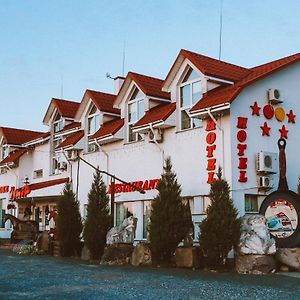 Complex Khutor Hotell Velyka Omelyana Exterior photo