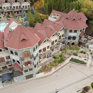 The Castle At Swan Lake Hotell Vernon Exterior photo