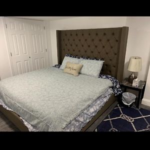 Brand New Bedroom With Tv Next Jhu Baltimore Exterior photo