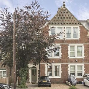 Light And Modern 2Br 1.5Ba, Newly Refurbished! Lägenhet Raynes Park Exterior photo