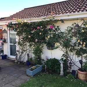 Annexe In Lymington With Private Use Of Hot Tub Lägenhet Everton Exterior photo