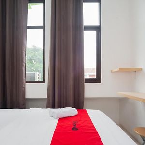 Reddoorz At Jalan Bangau Palembang Hotell Exterior photo