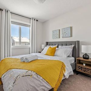 Stylish 3Br Townhouse By Airport Villa YYC Exterior photo