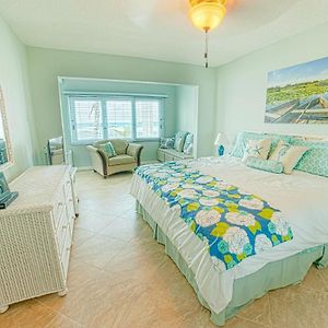 Gorgeous Ocean Views! Welcome To Bella Breeze! Beachfront 2Br 2Ba Lägenhet Sion Farm Exterior photo