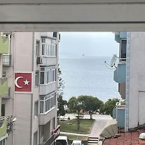Cadde Ustu, Deniz Manzarali Ferah Bir Daire Lägenhet Gemlik Exterior photo