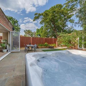 Stunning 3B2Ba Huge Entertaining Space And Hottub! Lägenhet Raynes Park Exterior photo