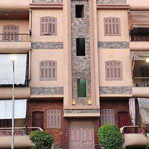 Chara ٨٩ Vila ٢٤ Lägenhet Izbat Al Burj Exterior photo