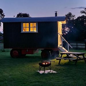 The Delkin Shepherds Huts Castle Combe Hotell Exterior photo