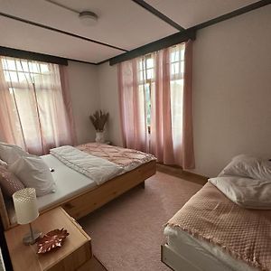 Gemutliches Doppelbett-Zimmer In Schoftland Exterior photo