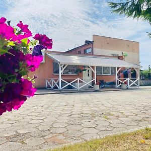 Zajazd Jonatan Hotell Czernin Exterior photo