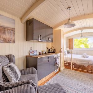 Relaxing Retreat - The Shepherds Hut - Hot Tub Lägenhet White Waltham Exterior photo