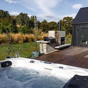 Falcon Retreat - Beautiful Luxury Home - Spa & Stunning Garden, Bobs Cove, Queenstown Closeburn Exterior photo