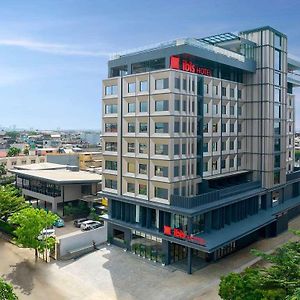 Ibis Palembang Sanggar Hotell Exterior photo