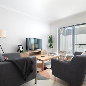 Modern Cozy Lägenhet Perth Exterior photo
