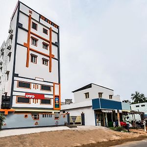 Oyo Pramukh Heights Hotell Gannavaram Exterior photo