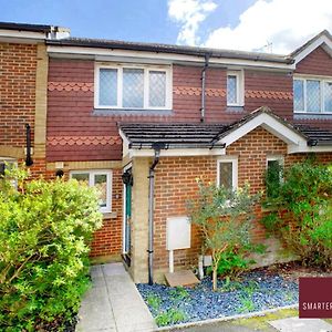 Knaphill, Woking - 2 Bedroom House - Garden And Parking Brookwood Exterior photo