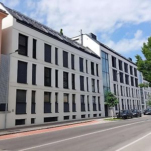 Euphoria Zentral - Parkplatz - Kuche - Netflix Lägenhet Wiener Neustadt Exterior photo