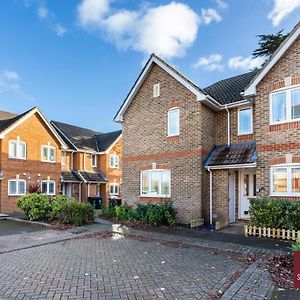 Woking, Knaphill - 2 Bed House - Parking & Garden Lägenhet Brookwood Exterior photo