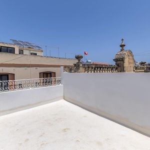 Town House In The Heart Of Luqa - Close To Malta International Airport Lägenhet Exterior photo