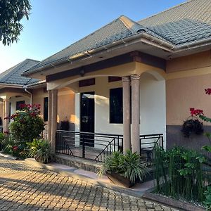 Tropical Oasis Retreat Hotell Kisubi Exterior photo