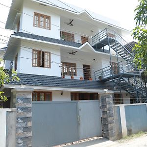 Mammen'S Homestay, Vyttila Kochi Exterior photo