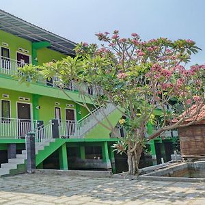 Oyo Life 92919 Kost Wijaya Kusuma Lake Syariah Hotell Madiun Exterior photo