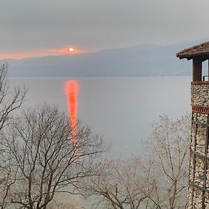 Casa Vacanze Due Laghi Lägenhet Vergiate Exterior photo