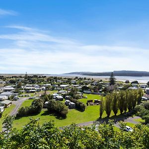 Port Waikato Holiday Park Hotell Exterior photo